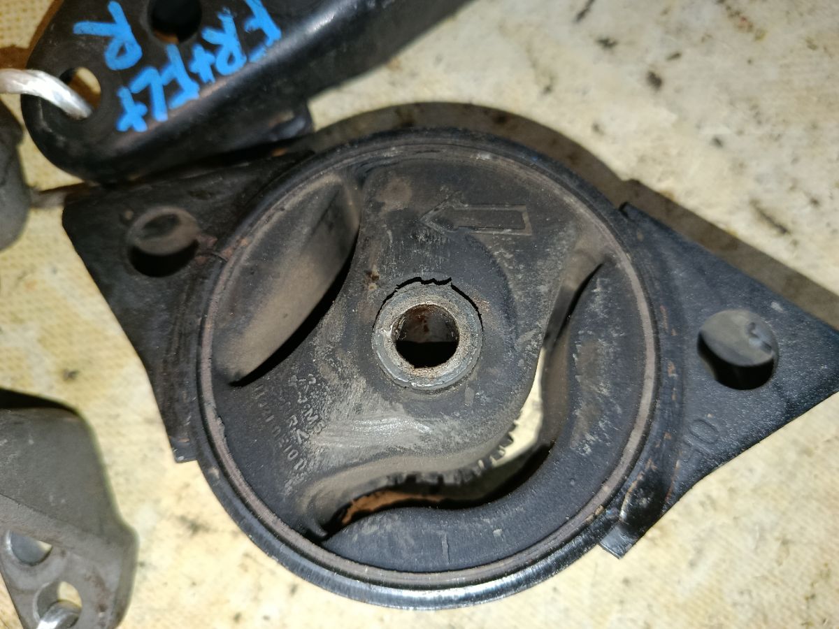 Подушка двигателя на Nissan Bluebird HU13 SR20DE Фото 2