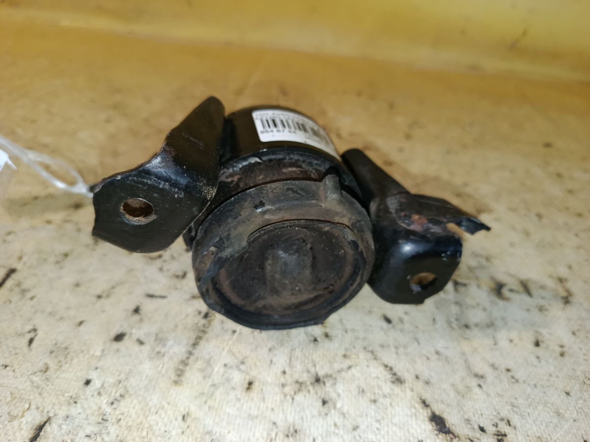 Подушка двигателя 12305-28120 на Toyota Avensis AZT250 1AZ-FSE Фото 3