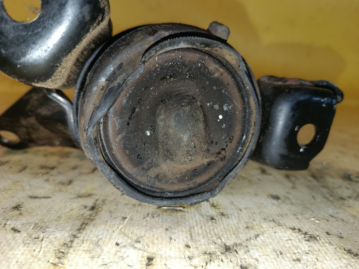 Подушка двигателя 12305-28120 на Toyota Avensis AZT250 1AZ-FSE Фото 4