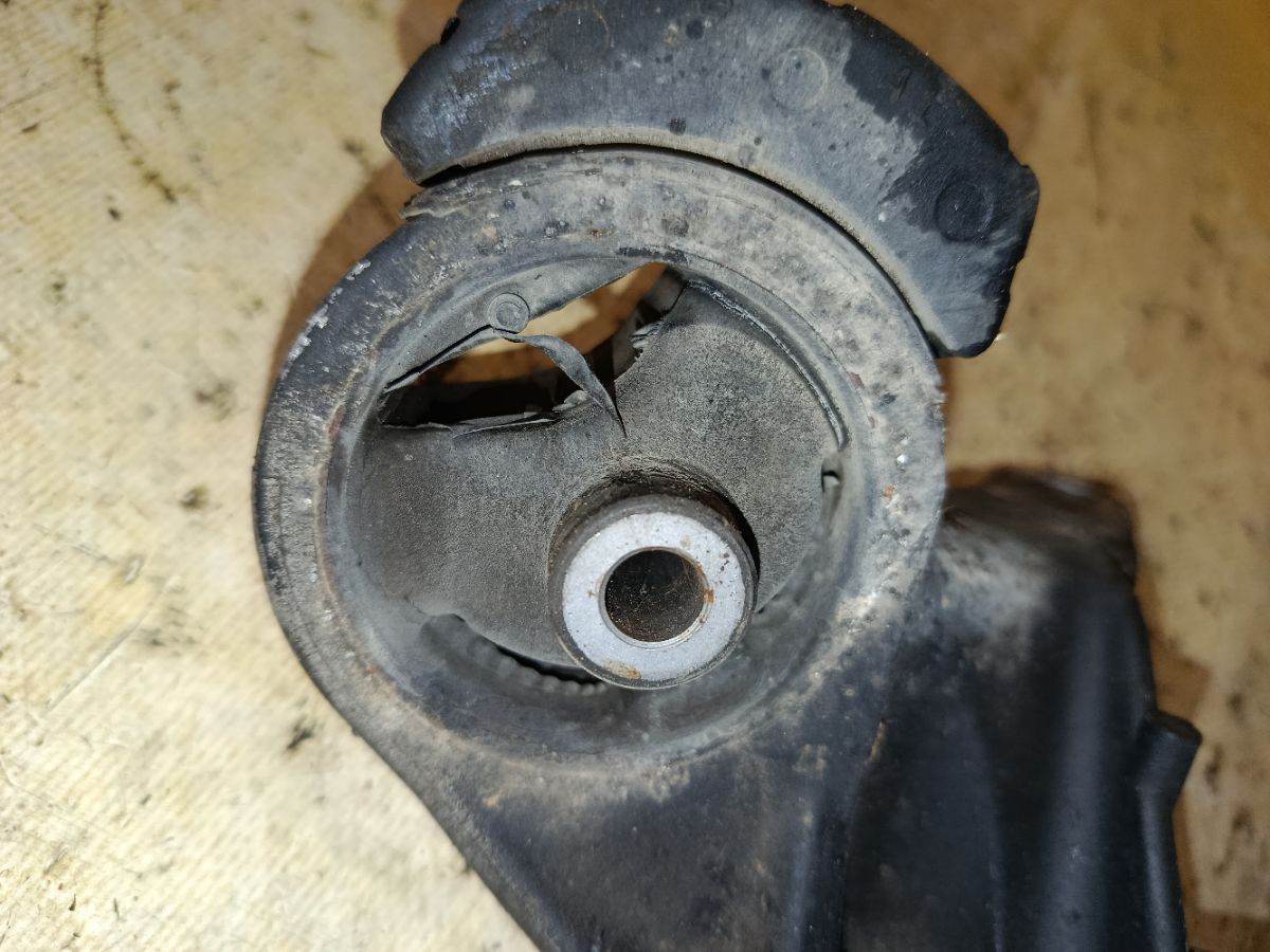 Подушка двигателя на Toyota Raum EXZ15 5E-FE Фото 2