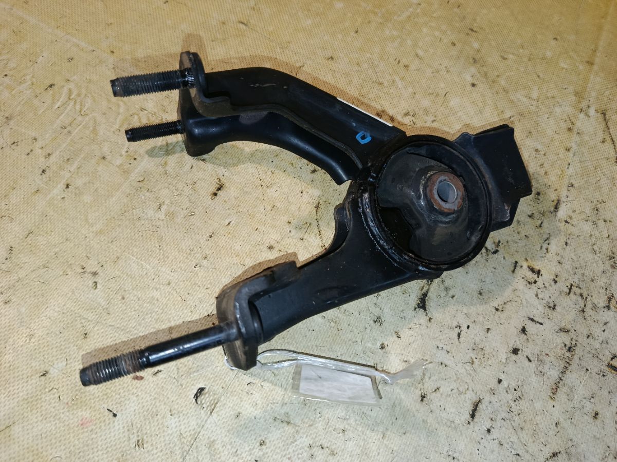 Подушка двигателя на Toyota Avensis AZT250 1AZ-FSE Фото 1