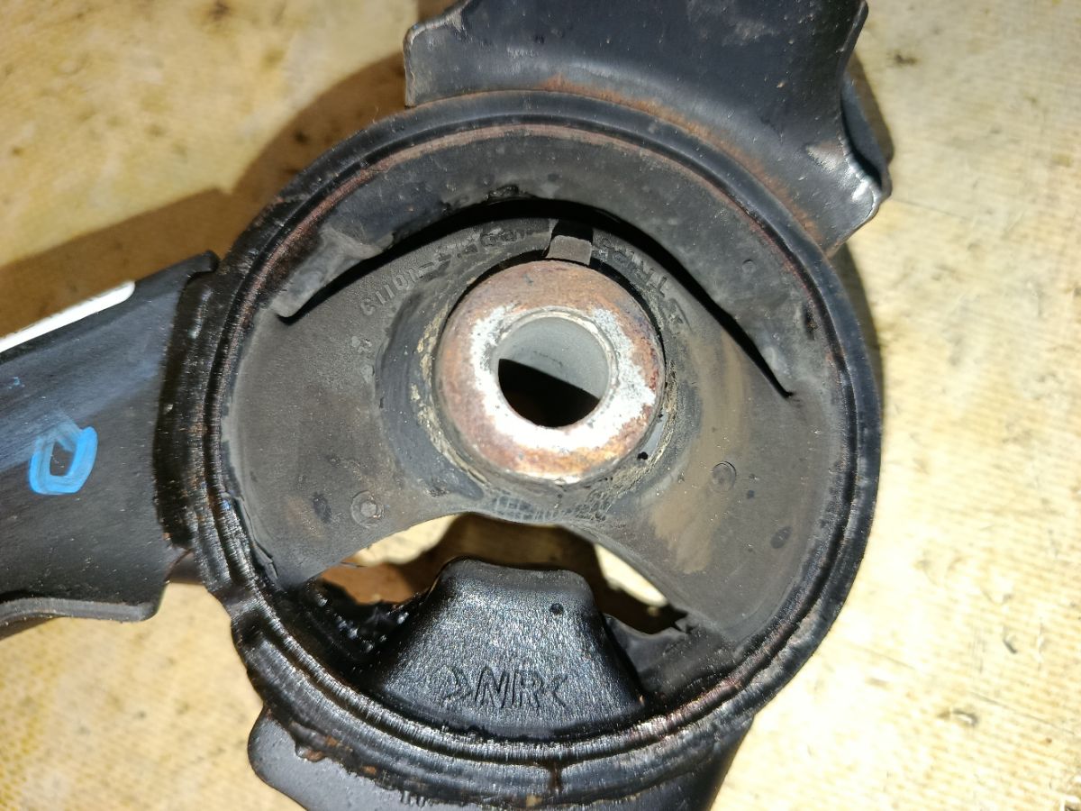 Подушка двигателя на Toyota Avensis AZT250 1AZ-FSE Фото 2