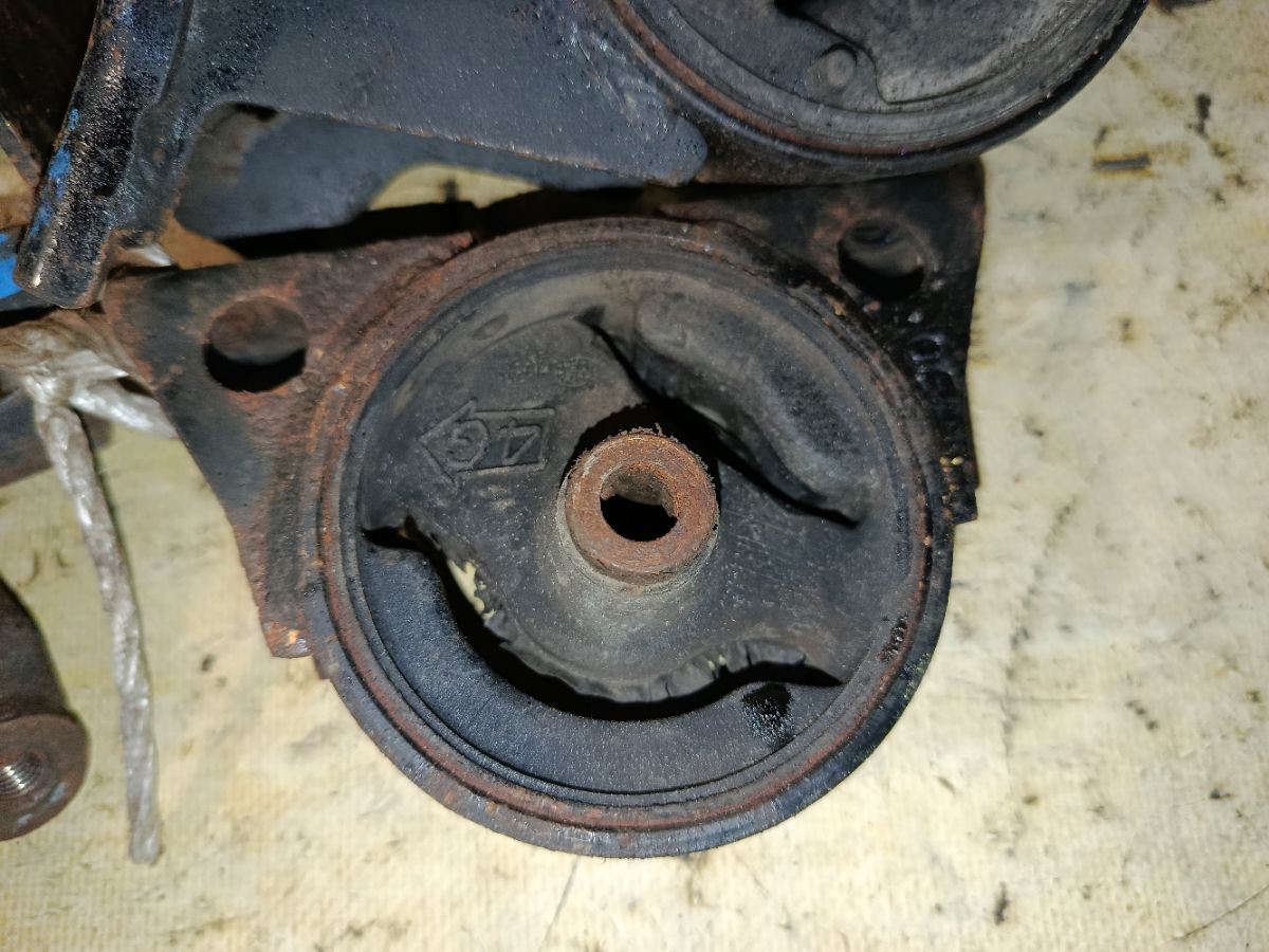 Подушка двигателя на Nissan Bluebird Sylphy QNG10 QG18DE Фото 2