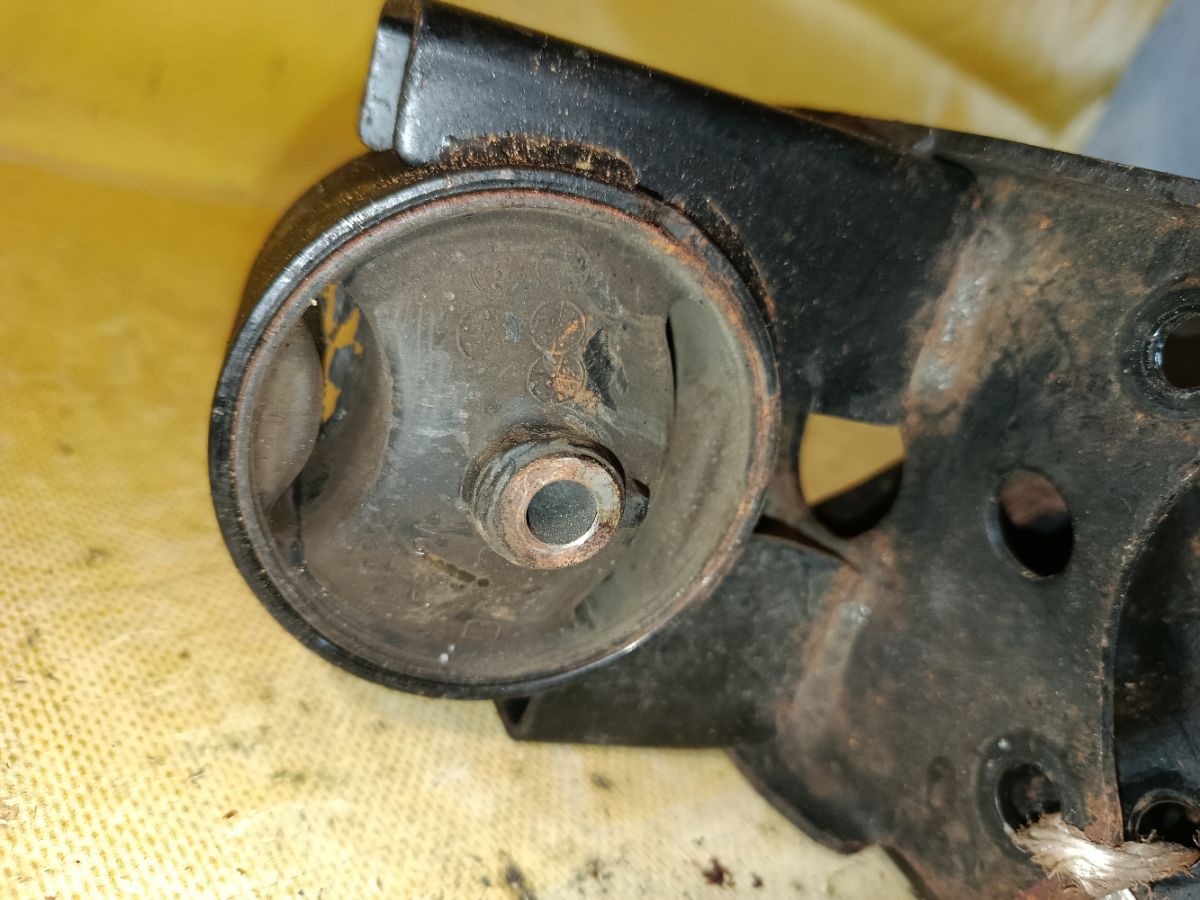 Подушка двигателя на Nissan Bluebird Sylphy QNG10 QG18DE Фото 4