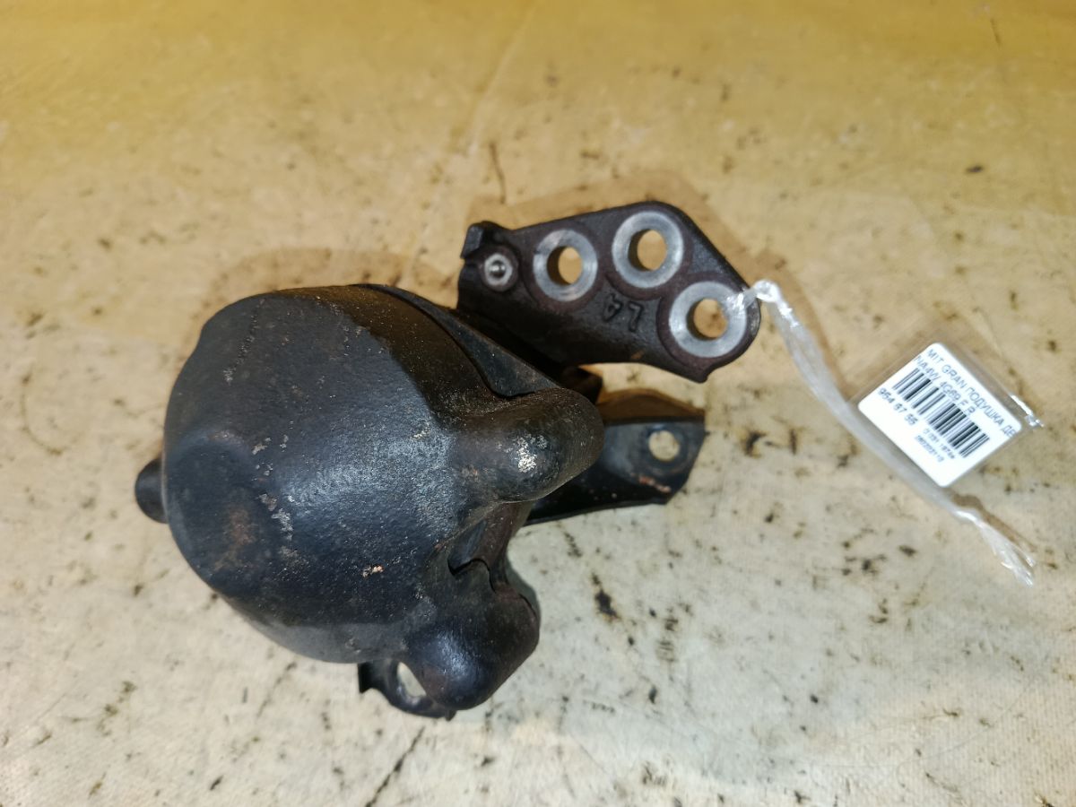 Подушка двигателя на Mitsubishi Grandis NA4W 4G69 Фото 1