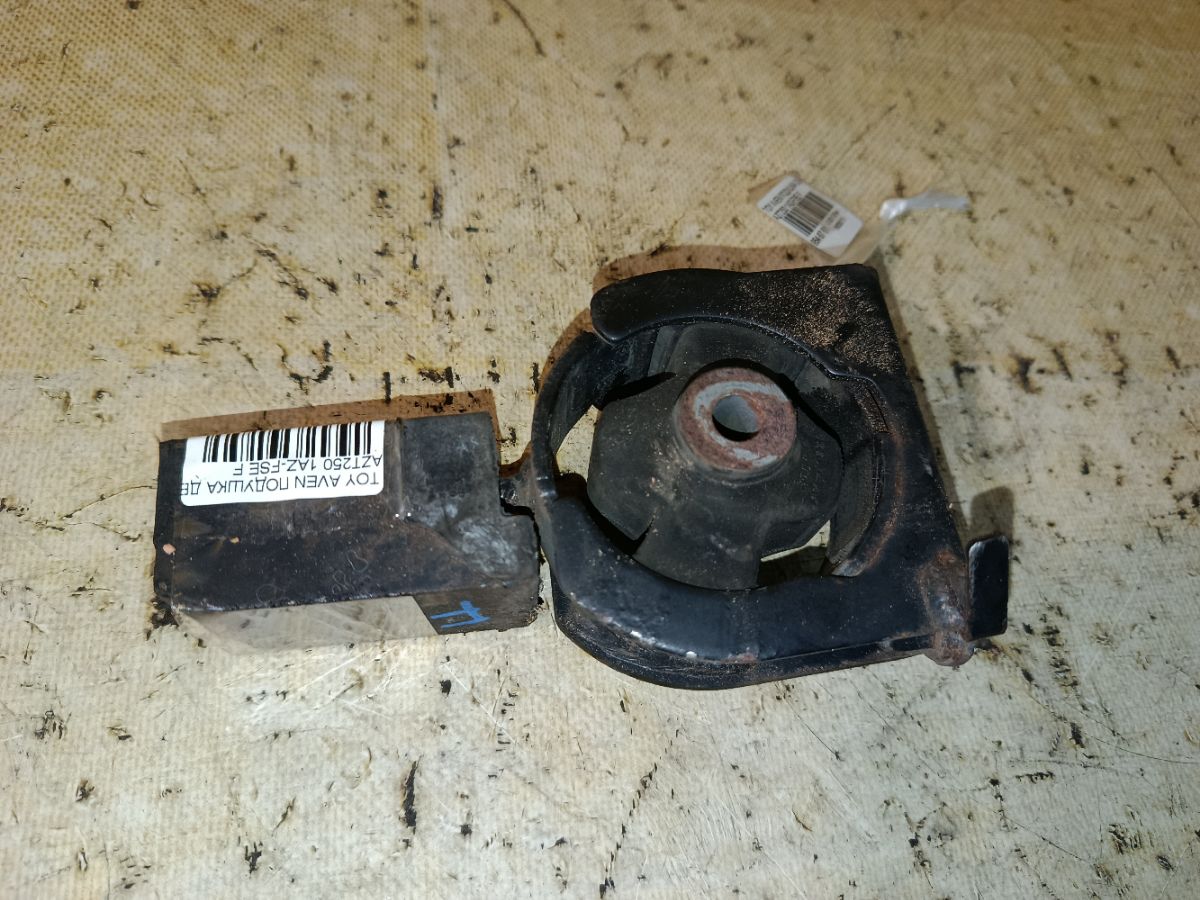Подушка двигателя на Toyota Avensis AZT250 1AZ-FSE Фото 1