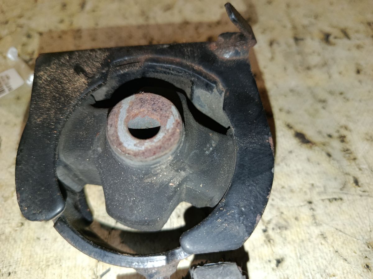 Подушка двигателя на Toyota Avensis AZT250 1AZ-FSE Фото 2