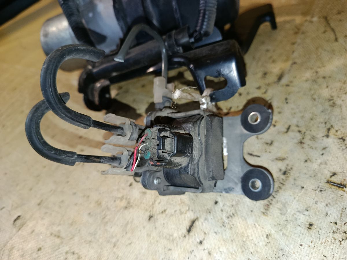 Компрессор подвески на Lexus Ls600hl UVF46 Фото 2