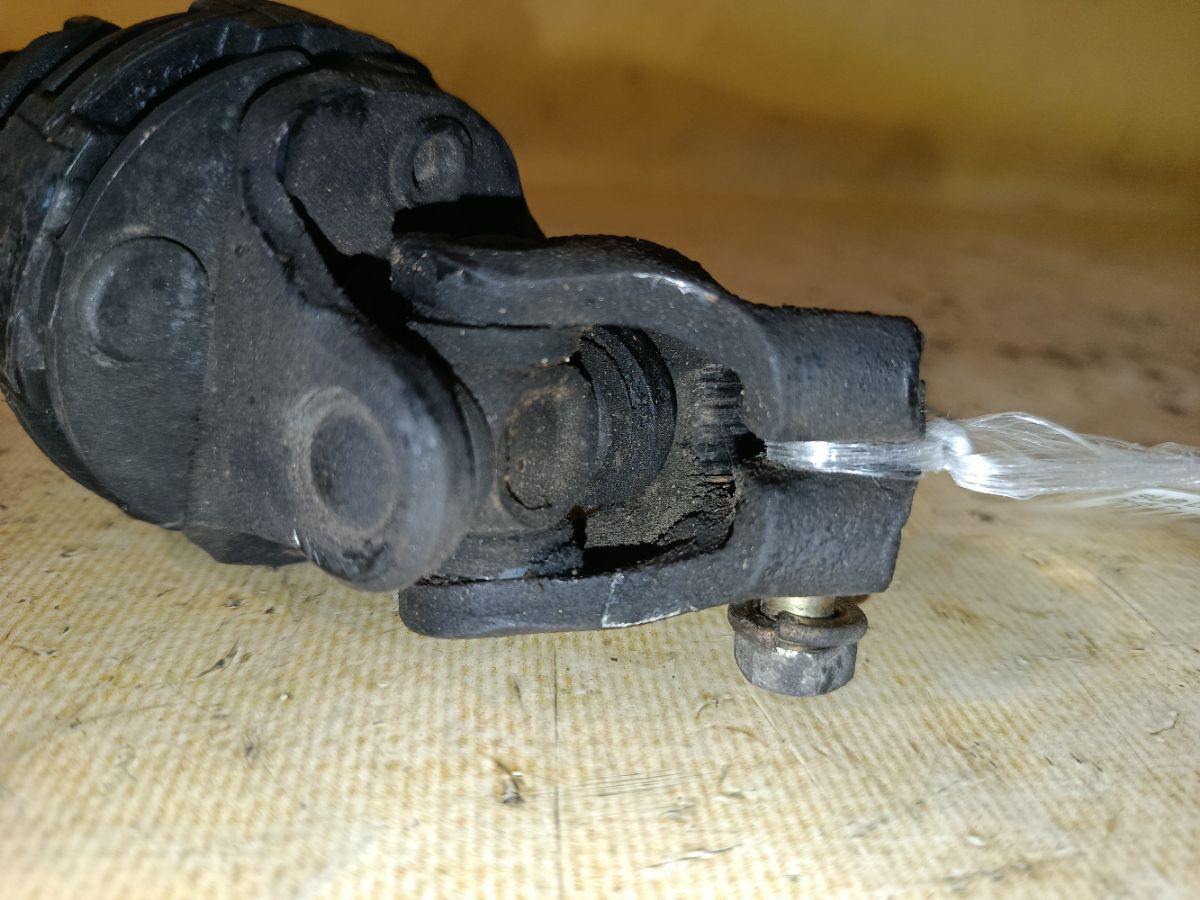 Рулевой карданчик на Subaru Legacy Wagon BH5 Фото 3