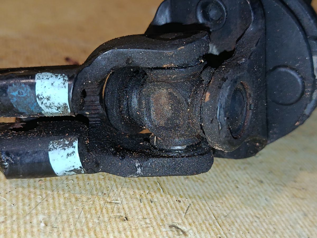 Рулевой карданчик на Subaru Legacy Wagon BH5 Фото 3