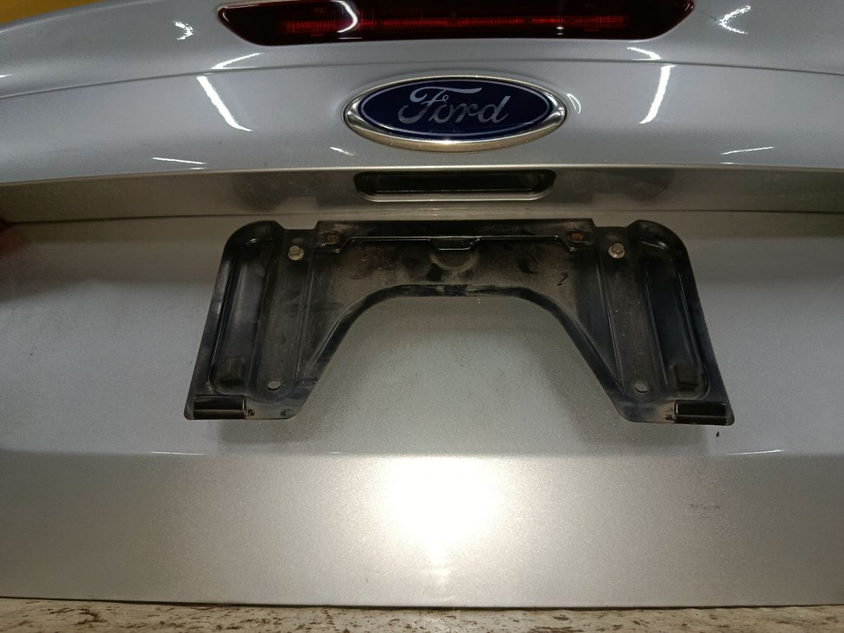 Крышка багажника на Ford Focus 3 Фото 6