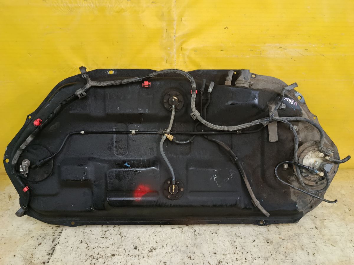 Бак топливный на Mitsubishi Chariot Grandis N84W 4G64 Фото 1