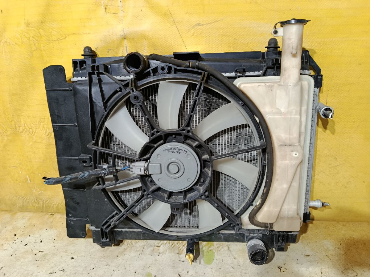 Радиатор ДВС на Toyota Corolla Axio NZE164 1NZ-FE Фото 3