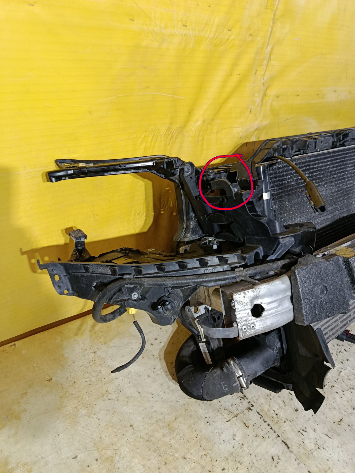 Телевизор на Audi A4 8K CDH Фото 2