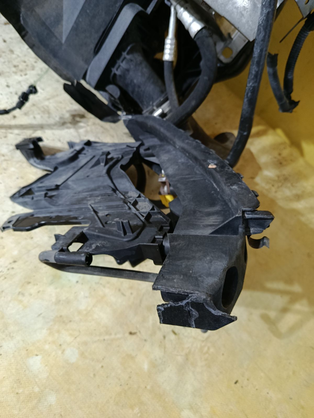 Телевизор на Audi A4 8K CDH Фото 5