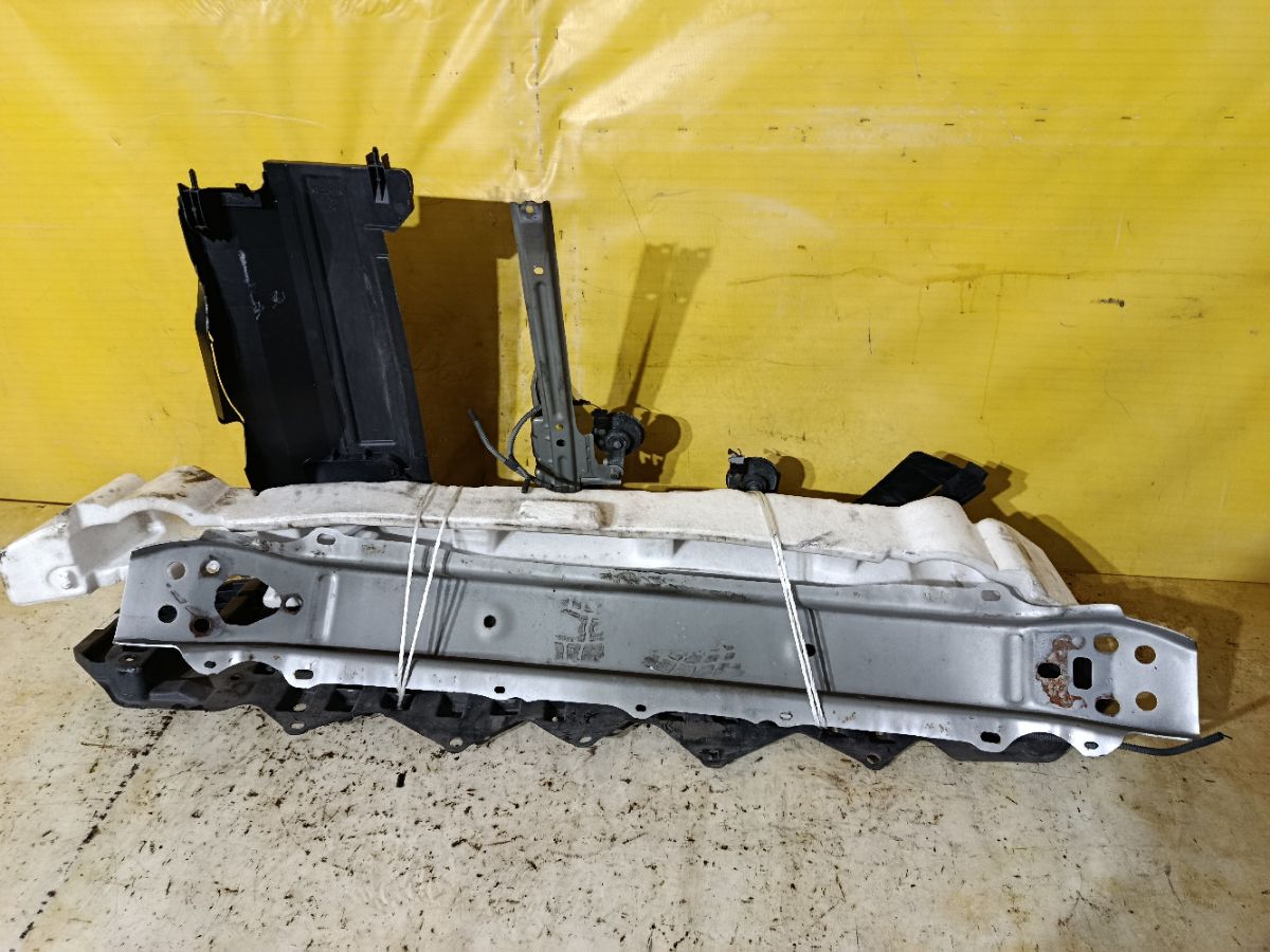 Жесткость бампера 52131-52250 на Toyota Corolla Axio NZE164 Фото 2