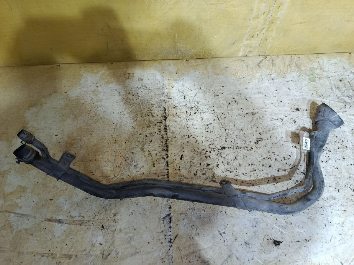 Заливная горловина топливного бака на Nissan Serena PC24 SR20DE Фото 2