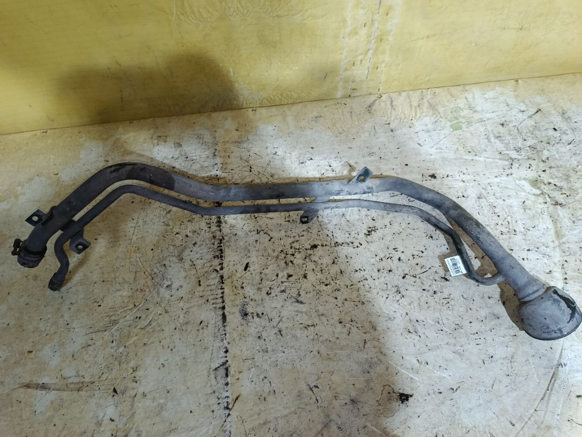 Заливная горловина топливного бака на Nissan Serena PC24 SR20DE Фото 3