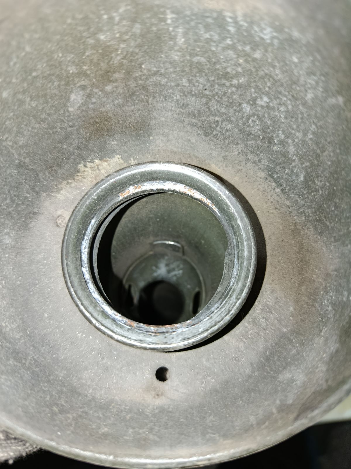 Заливная горловина топливного бака на Nissan Serena PC24 SR20DE Фото 4