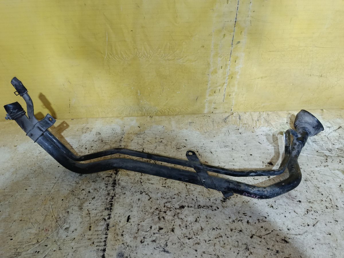 Заливная горловина топливного бака на Nissan Serena PC24 SR20DE Фото 1