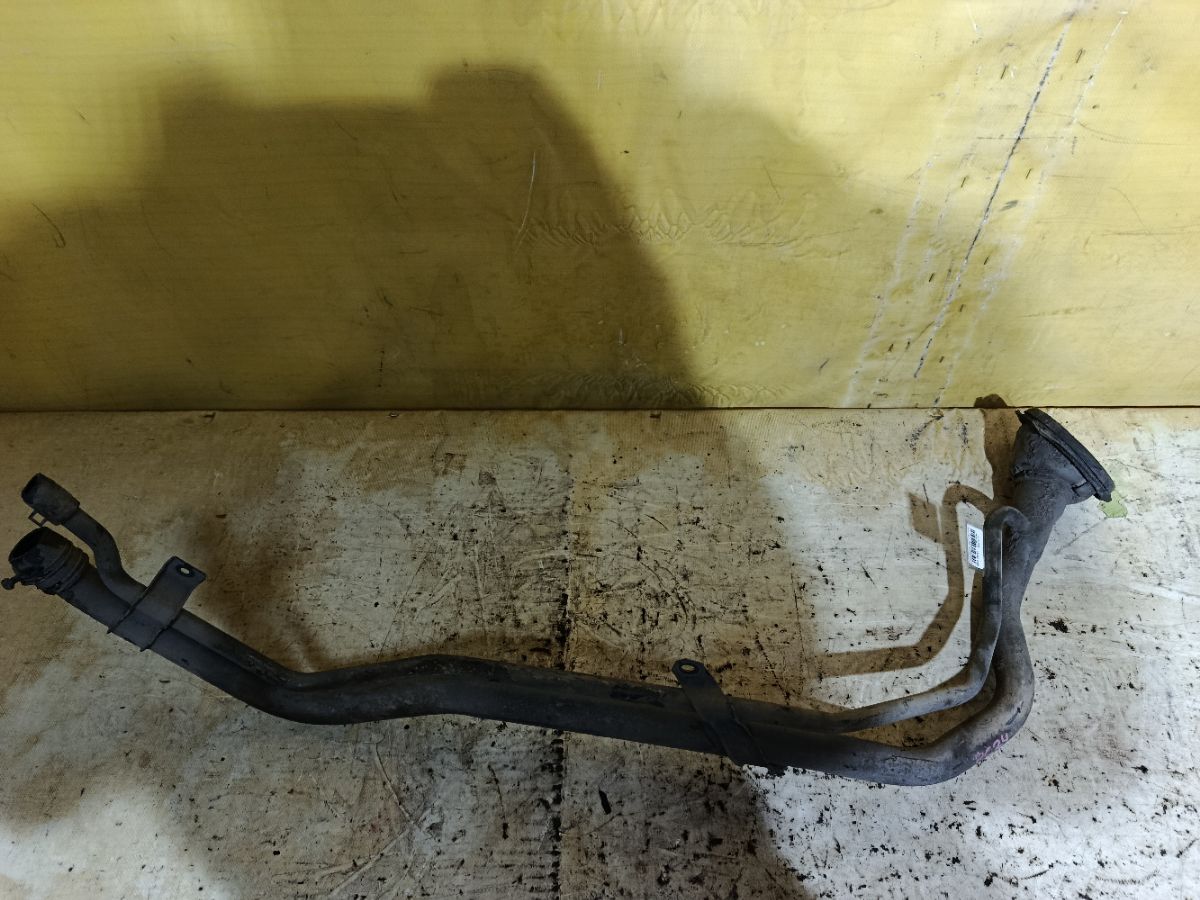 Заливная горловина топливного бака на Nissan Serena PC24 SR20DE Фото 2