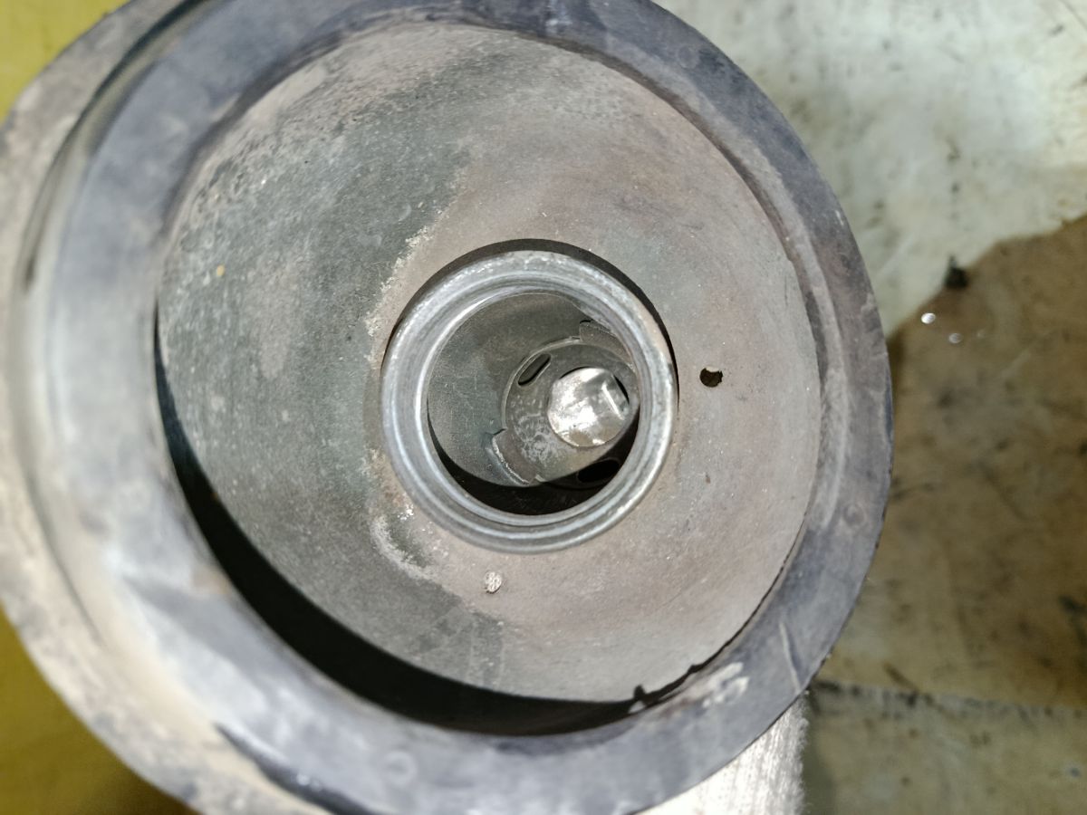 Заливная горловина топливного бака на Nissan Serena PC24 SR20DE Фото 4