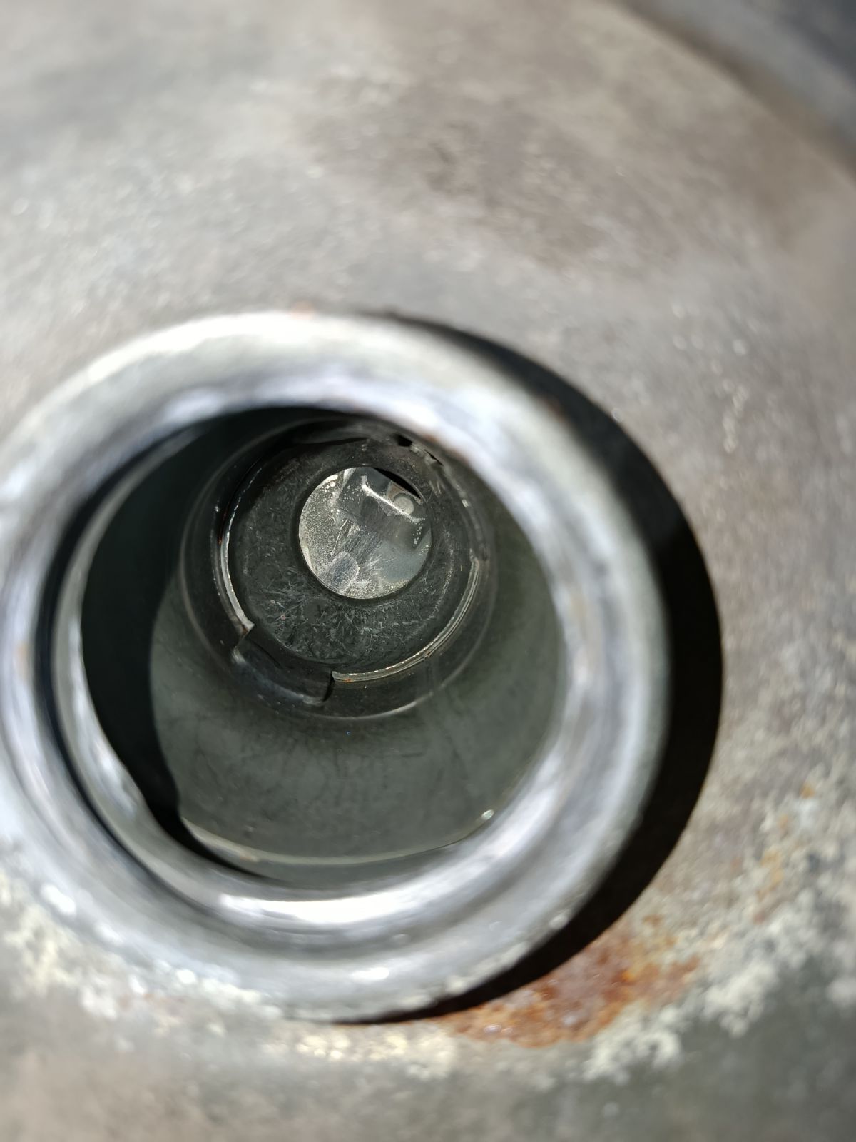 Заливная горловина топливного бака на Nissan X-Trail NT30 QR20DE Фото 3