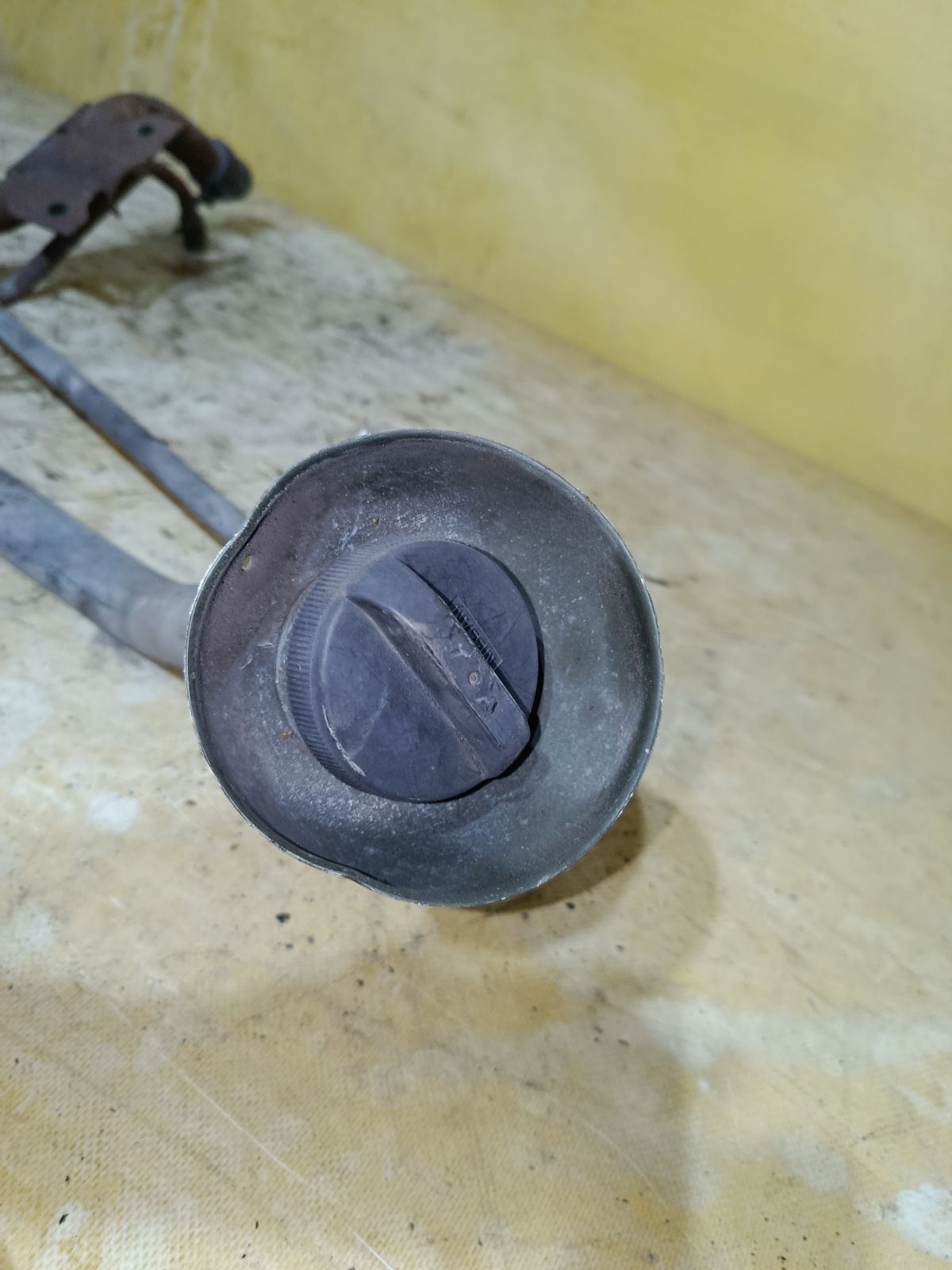 Заливная горловина топливного бака на Nissan X-Trail NT30 QR20DE Фото 3