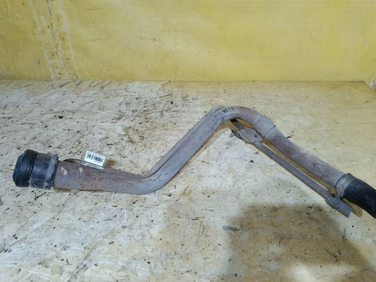 Заливная горловина топливного бака 77201-52050 на Toyota Vitz SCP10 1SZ-FE Фото 1