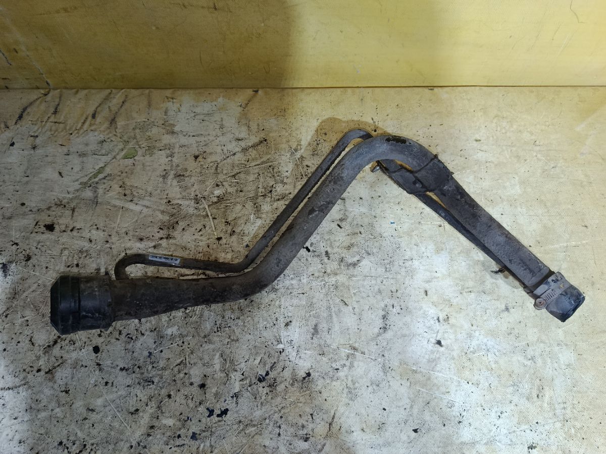 Заливная горловина топливного бака 77201-52050 на Toyota Vitz SCP10 1SZ-FE Фото 2