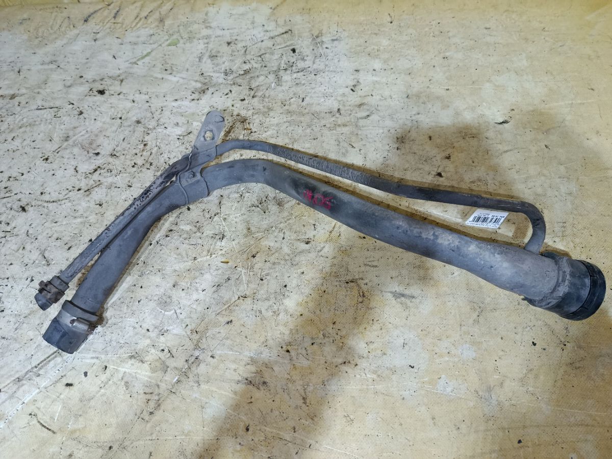 Заливная горловина топливного бака 77201-52050 на Toyota Vitz SCP10 1SZ-FE Фото 1