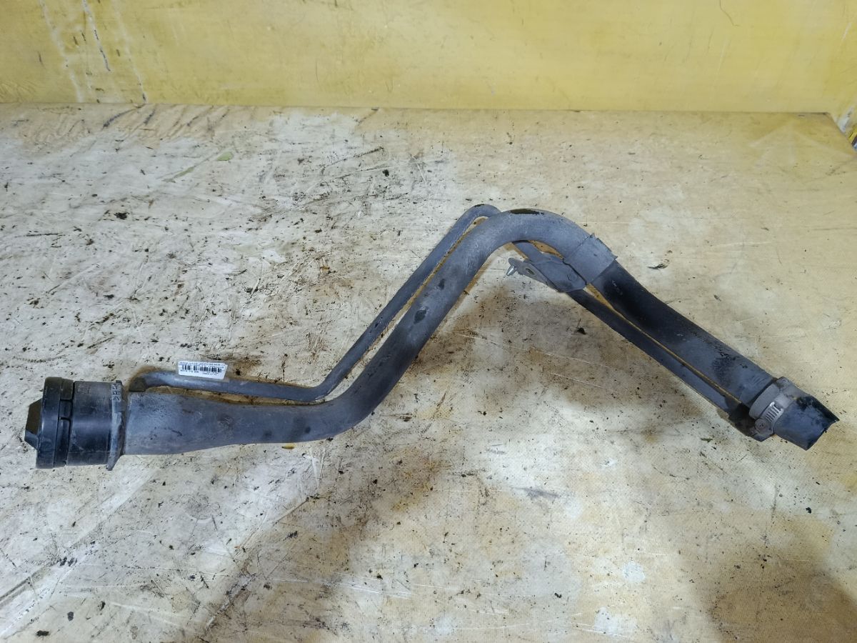 Заливная горловина топливного бака 77201-52050 на Toyota Vitz SCP10 1SZ-FE Фото 2