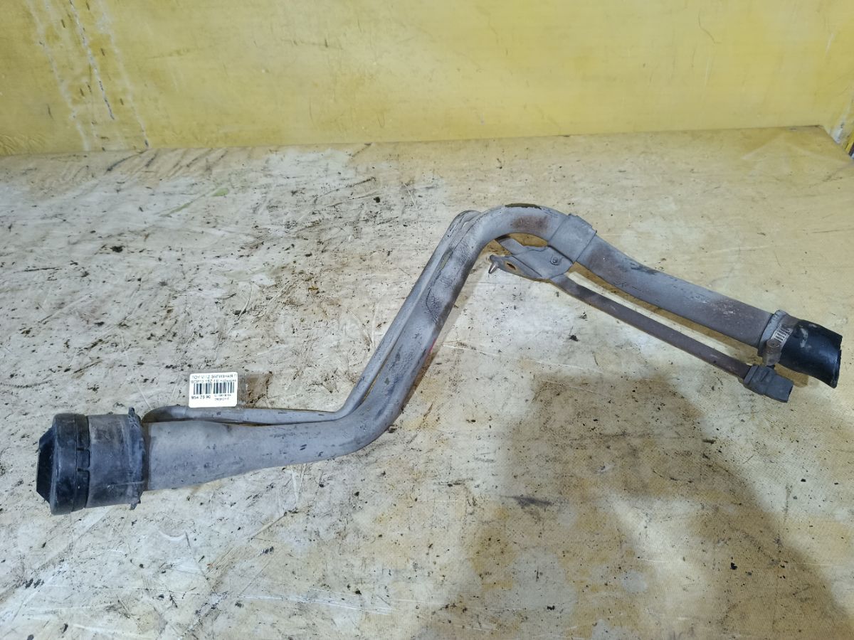 Заливная горловина топливного бака 77201-52050 на Toyota Vitz SCP10 1SZ-FE Фото 2