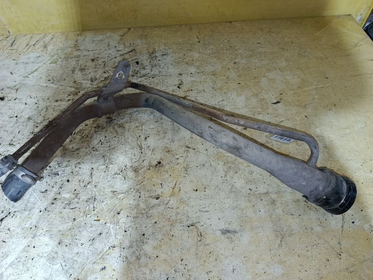 Заливная горловина топливного бака 77201-52050 на Toyota Vitz SCP10 1SZ-FE Фото 1