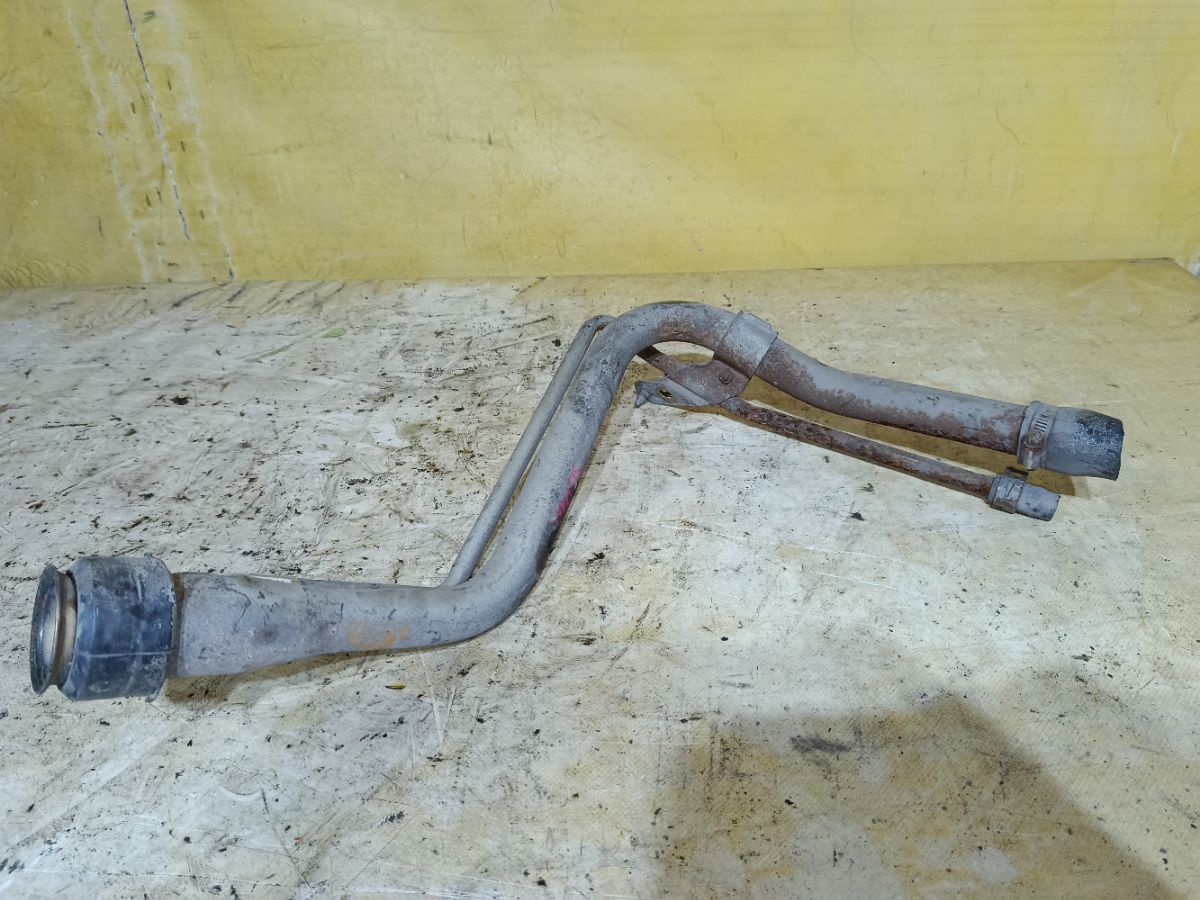 Заливная горловина топливного бака 77201-52050 на Toyota Vitz SCP10 1SZ-FE Фото 1