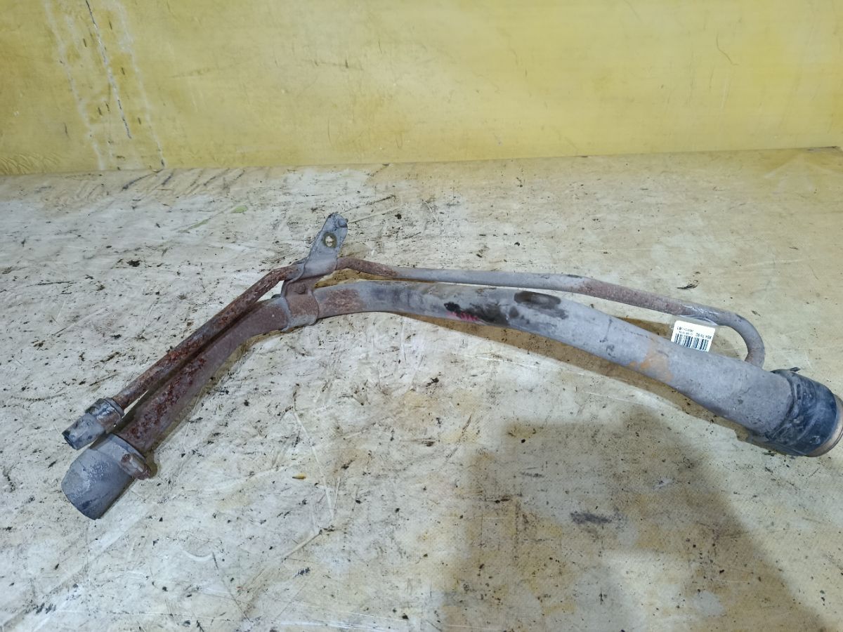 Заливная горловина топливного бака 77201-52050 на Toyota Vitz SCP10 1SZ-FE Фото 2