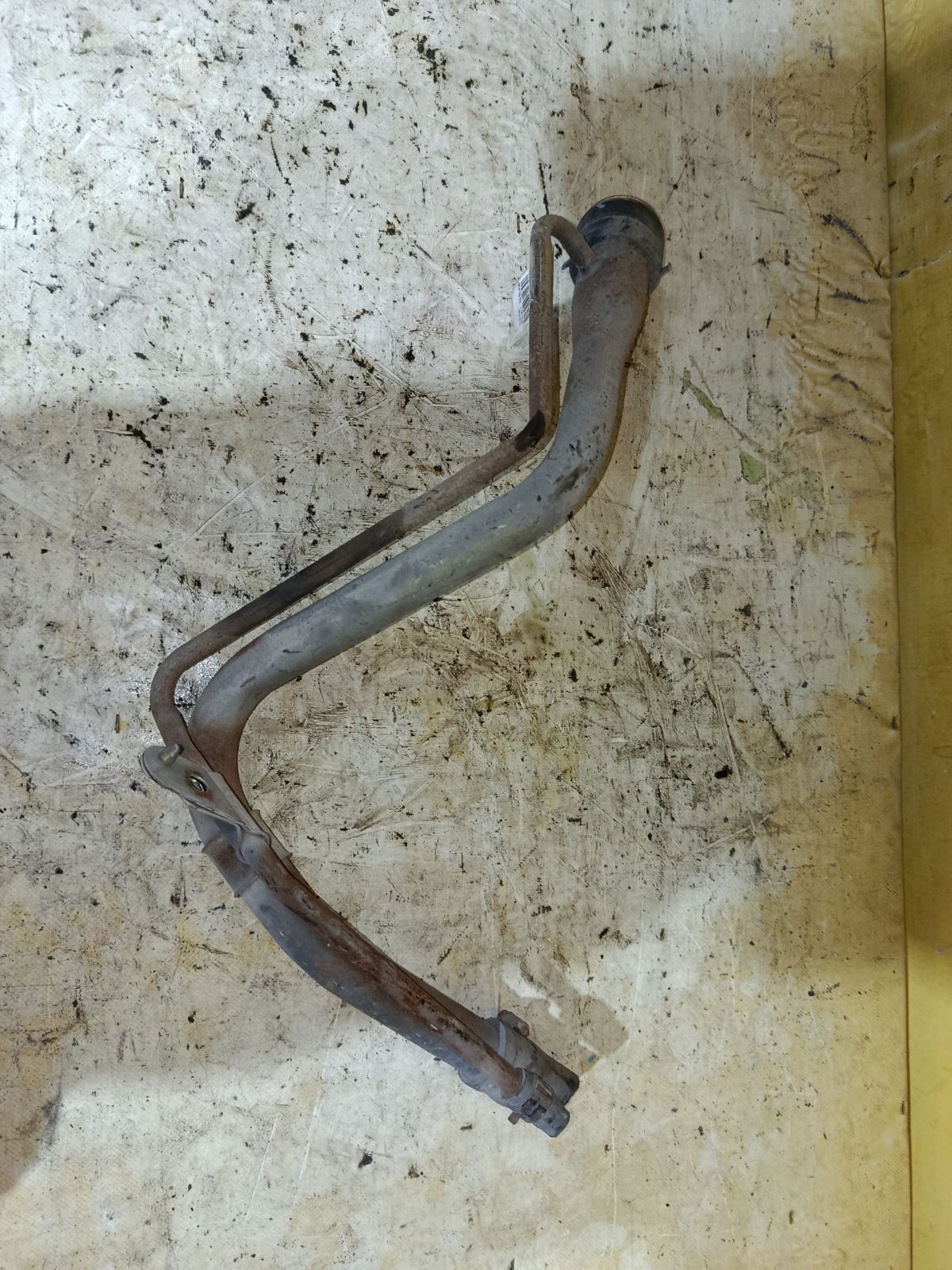 Заливная горловина топливного бака 77201-52050 на Toyota Vitz SCP10 1SZ-FE Фото 2