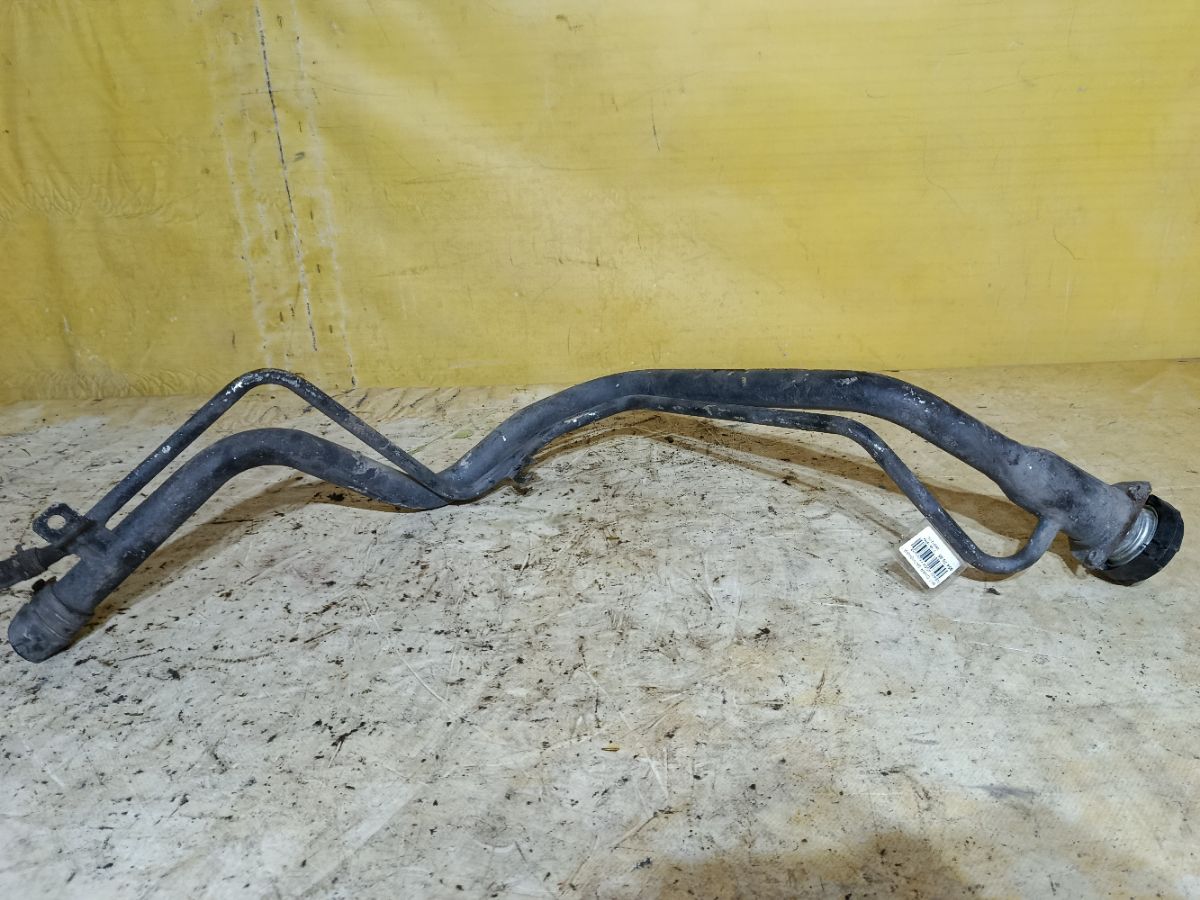 Заливная горловина топливного бака на Mitsubishi Chariot Grandis N84W 4G64 Фото 2