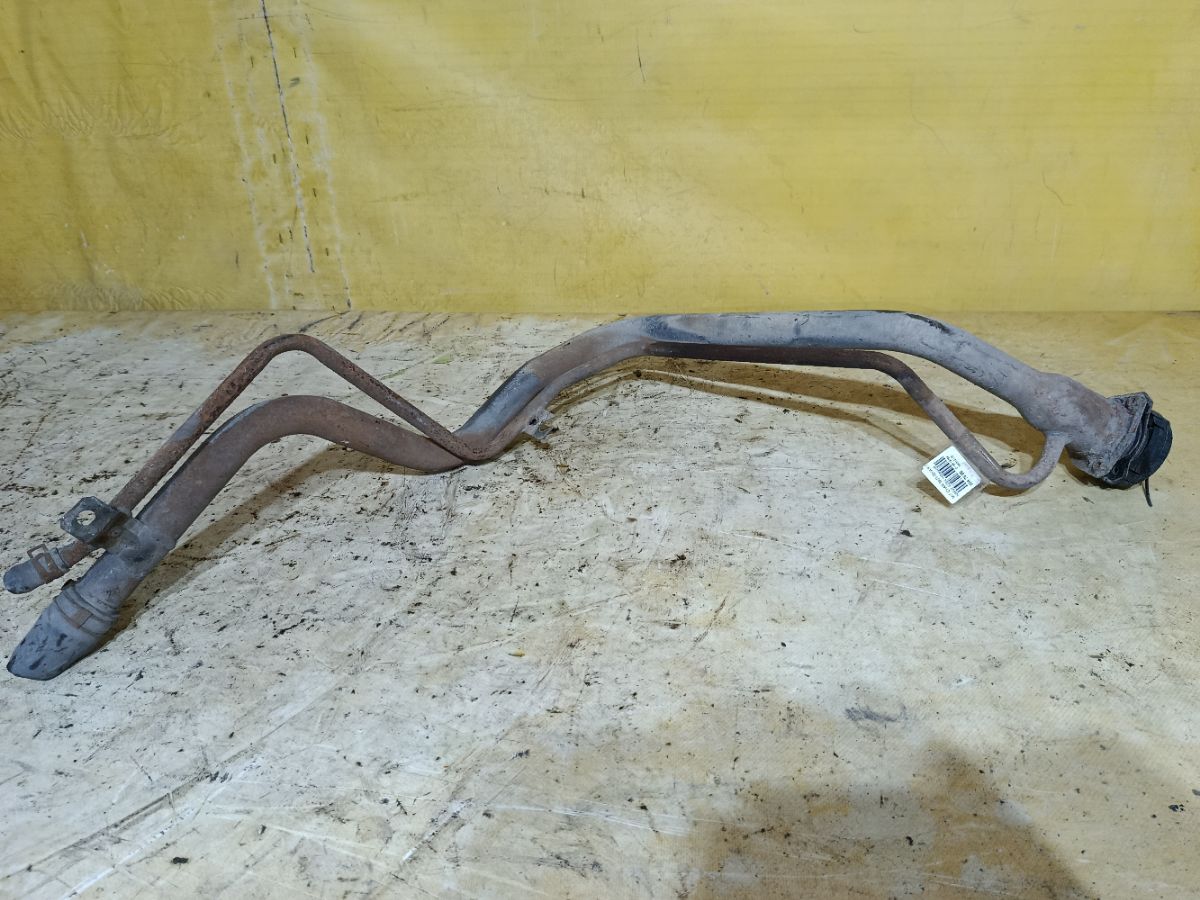 Заливная горловина топливного бака на Mitsubishi Chariot Grandis N84W 4G64 Фото 1