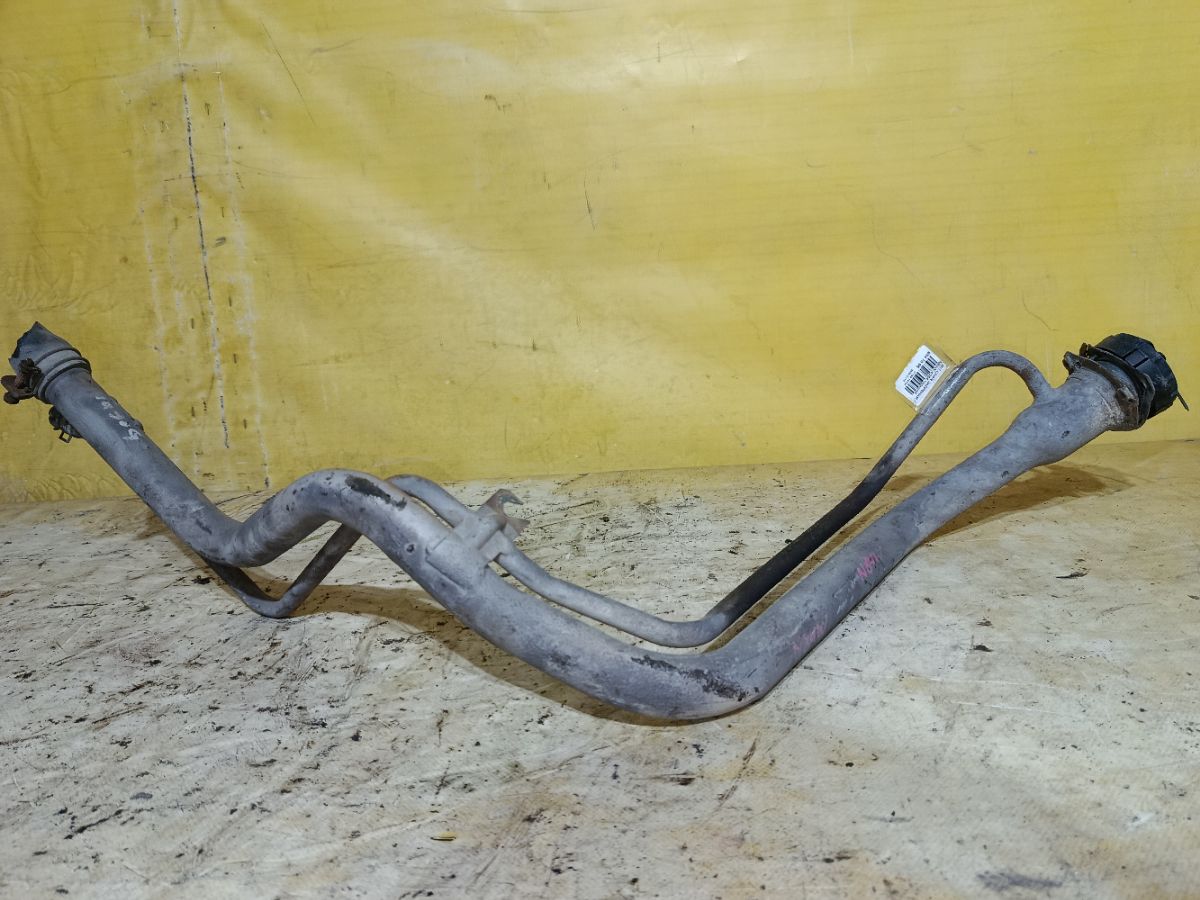 Заливная горловина топливного бака на Mitsubishi Chariot Grandis N84W 4G64 Фото 2
