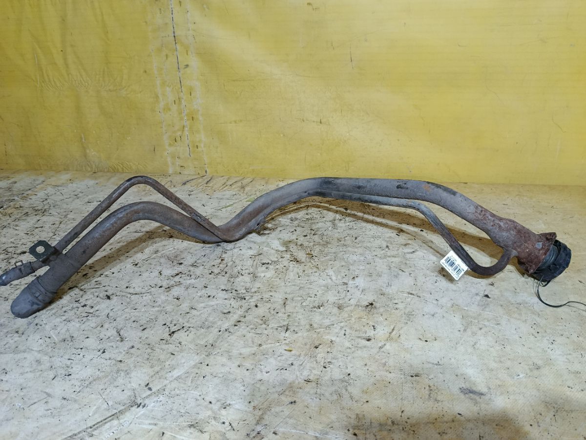 Заливная горловина топливного бака на Mitsubishi Chariot Grandis N84W 4G64 Фото 1