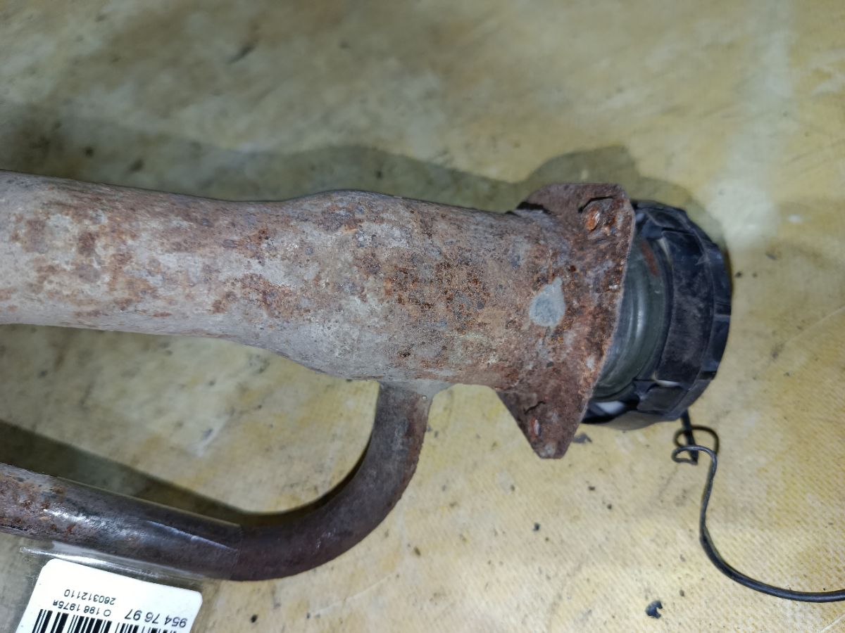 Заливная горловина топливного бака на Mitsubishi Chariot Grandis N84W 4G64 Фото 2