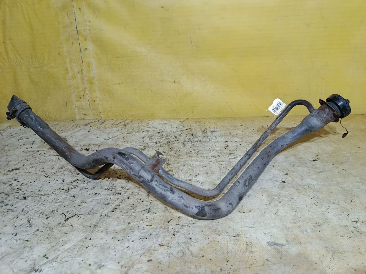 Заливная горловина топливного бака на Mitsubishi Chariot Grandis N84W 4G64 Фото 3