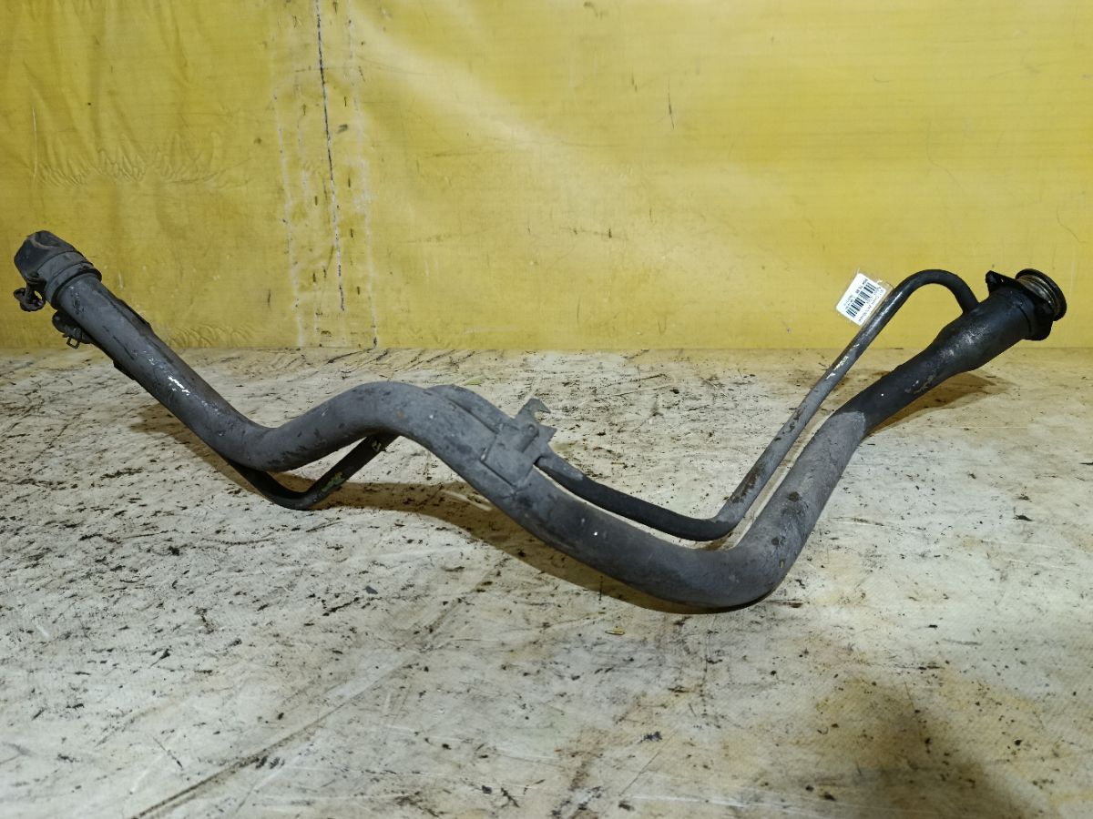 Заливная горловина топливного бака на Mitsubishi Chariot Grandis N84W 4G64 Фото 1