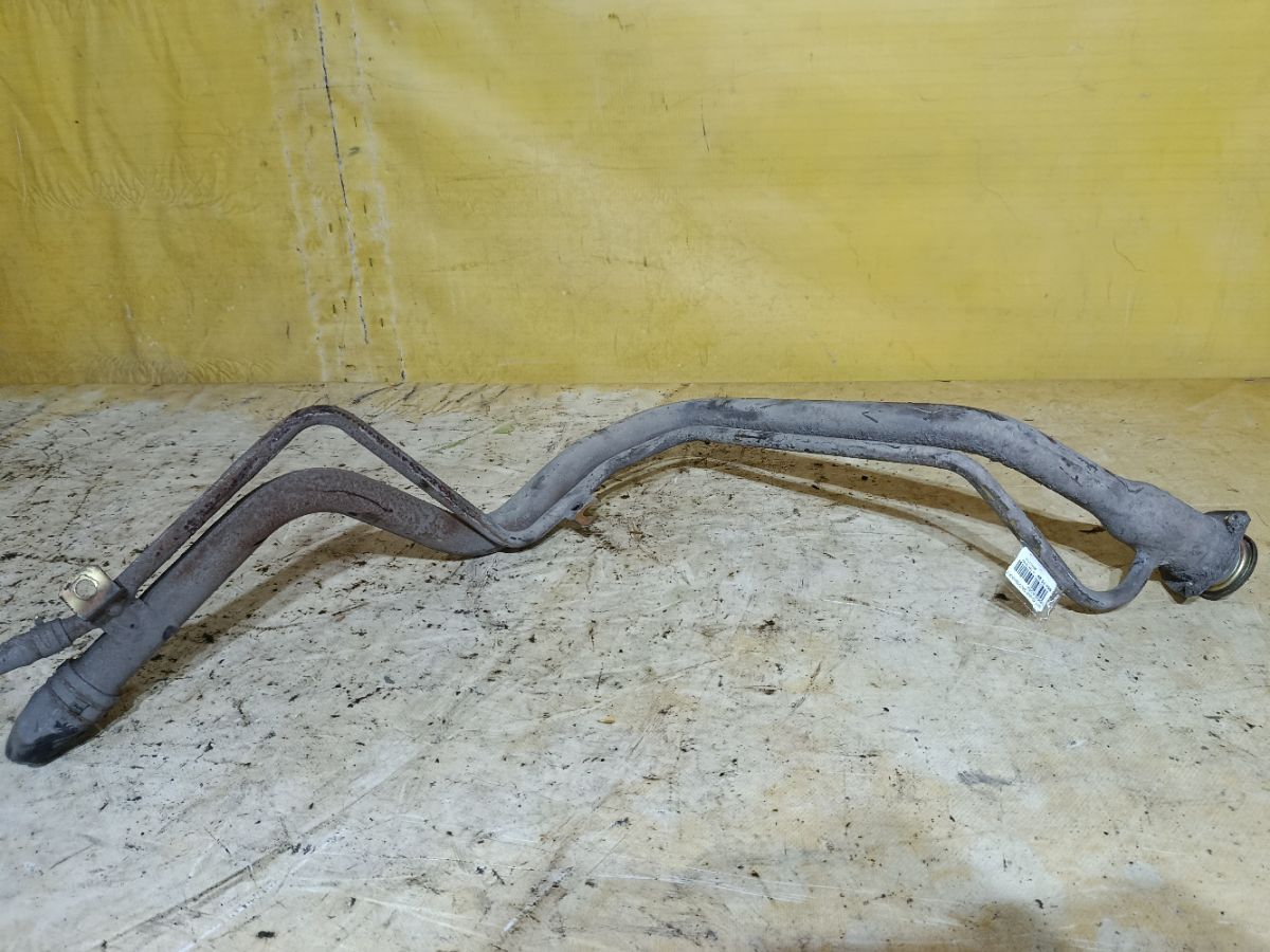 Заливная горловина топливного бака на Mitsubishi Chariot Grandis N84W 4G64 Фото 2