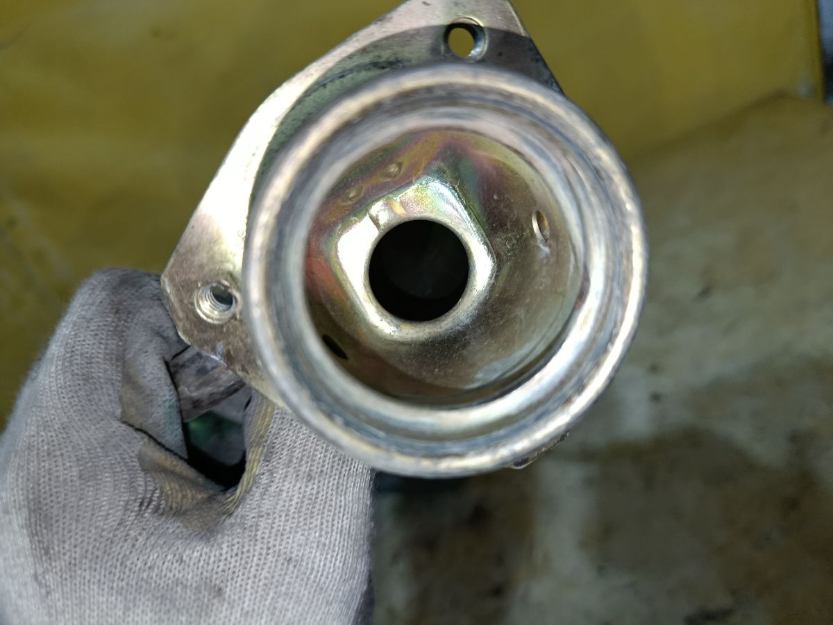 Заливная горловина топливного бака на Mitsubishi Chariot Grandis N84W 4G64 Фото 3