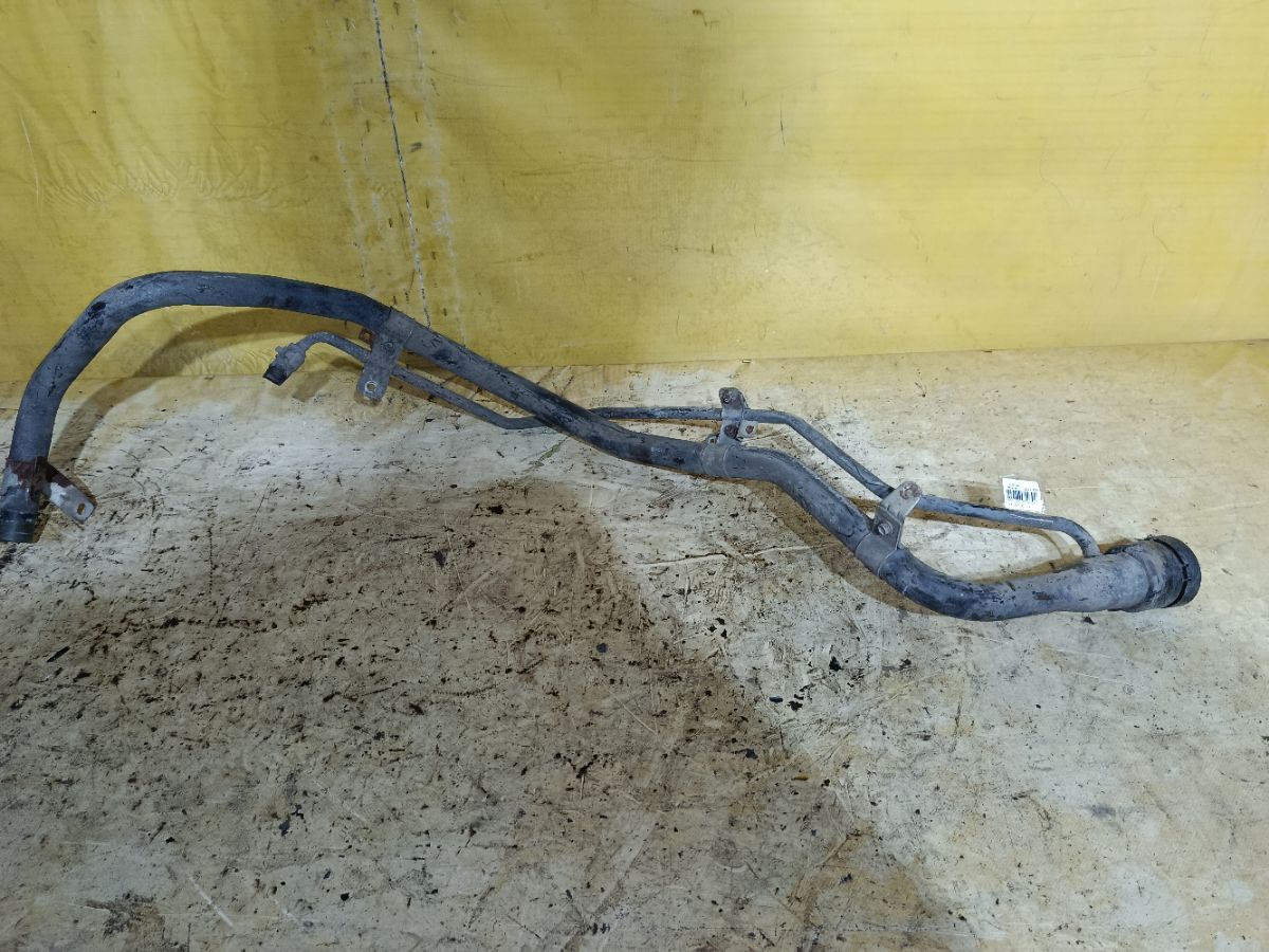 Заливная горловина топливного бака на Toyota Estima ACR30W 2AZ-FE Фото 2