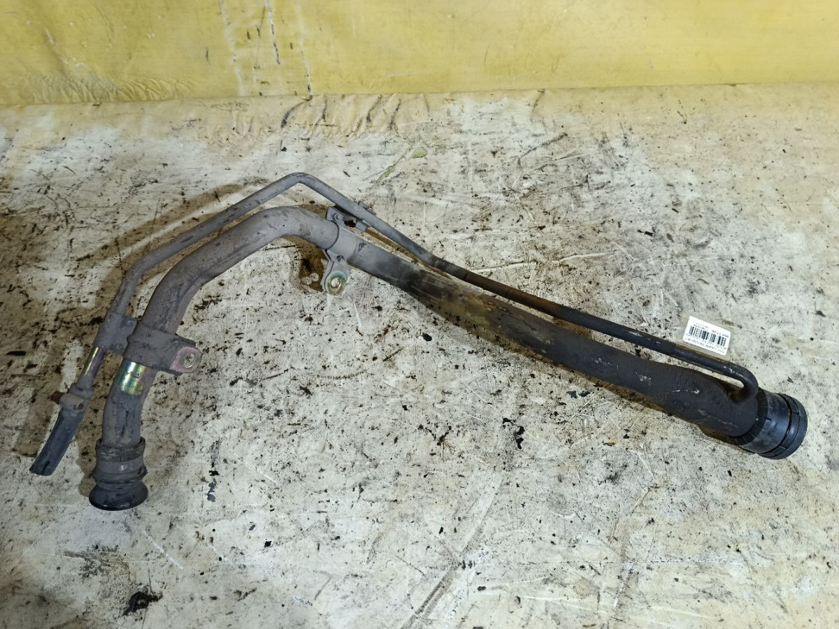 Заливная горловина топливного бака 77201-33210, 77201-33220 на Toyota Camry ACV30 1AZ-FE Фото 1