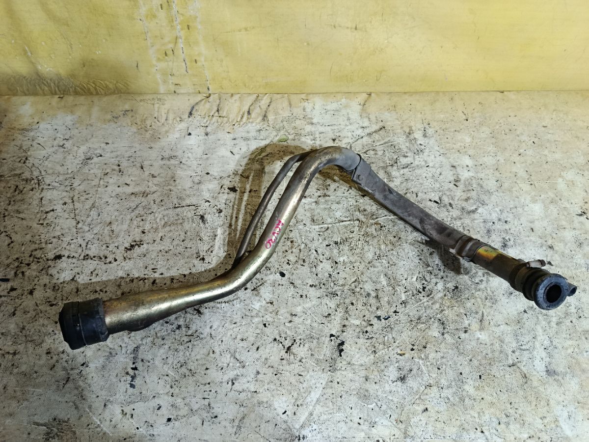 Заливная горловина топливного бака 77201-33210, 77201-33220 на Toyota Camry ACV30 1AZ-FE Фото 2