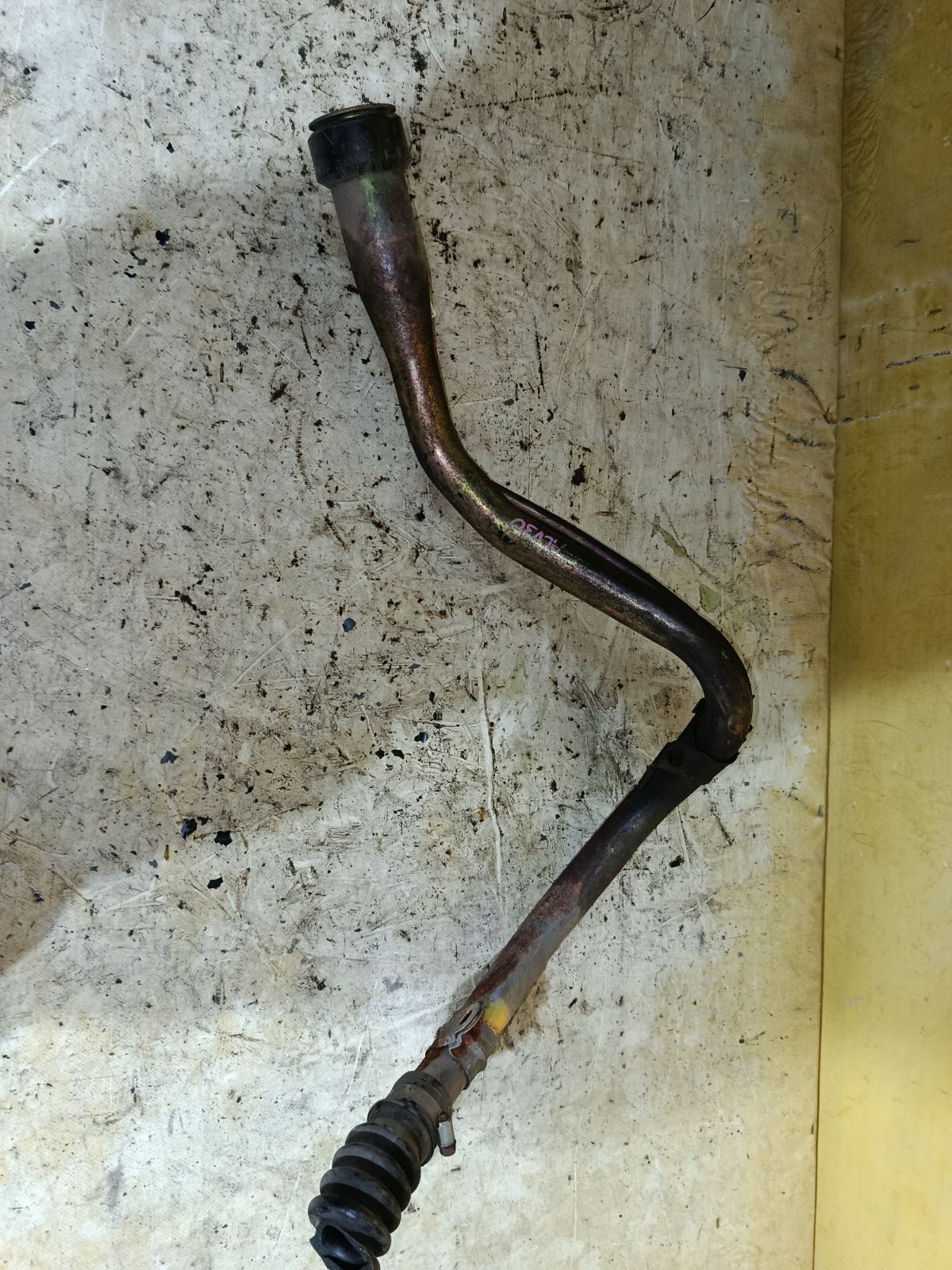 Заливная горловина топливного бака 77201-33210, 77201-33220 на Toyota Camry ACV30 1AZ-FE Фото 2